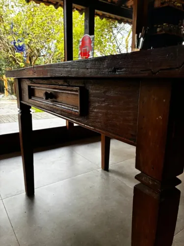 Mesa de jantar rústica em madeira maciça