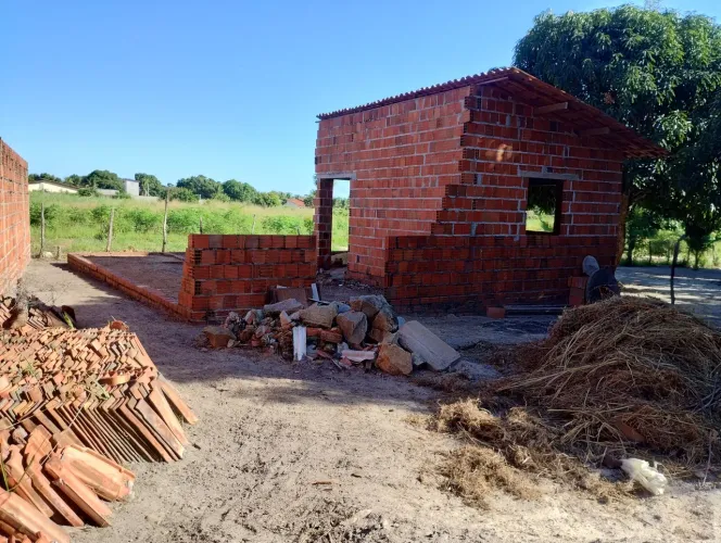 Vende-se terreno em construção
