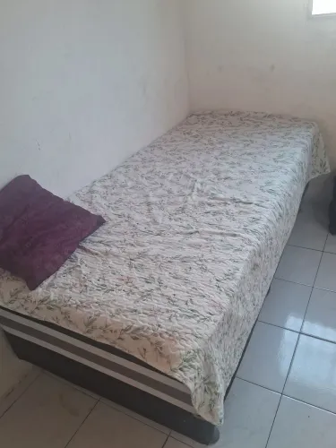 Cama box de solteiro. Usado porém confortável. Possui marcas de uso e leves avarias.