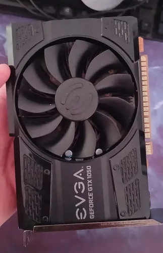 Placa de vídeo GEFORCE GTX 1050 com defeito, para reparo ou reaproveitar peças