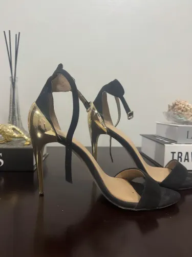 Sandália 35 ZARA LEIA A DESCRIÇÃO