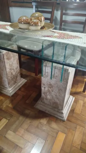 Mesa com base de mármore 
