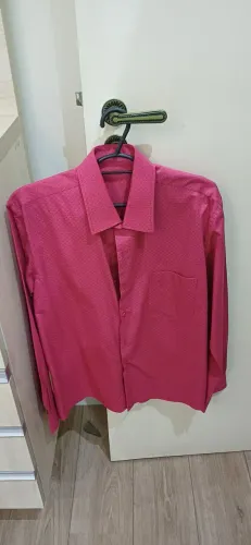 Camisa de Alfaiataria. Tecido de Alta Qualidade. Cor Vinho com detalhes na cor Prata.