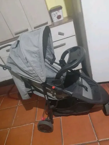 Carrinho de bebê com bebê conforto
