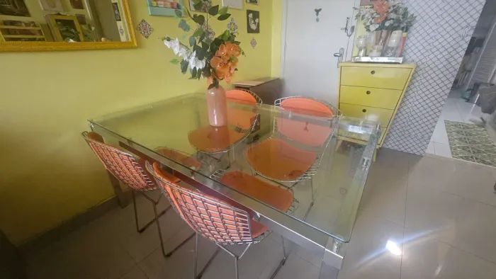 Mesa tampo de vidro + 4 cadeiras bertoia