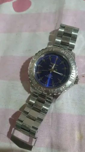 invicta prateado, tela no fundo azul rubi automático, atrás tampa rosqueada em vidro