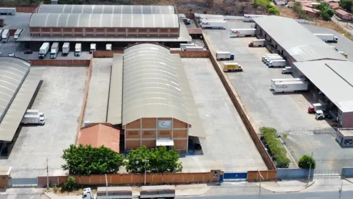 Imóvel para aluguel possui 2327 metros quadrados com 2 quartos em Parque Jacinta - Teresin