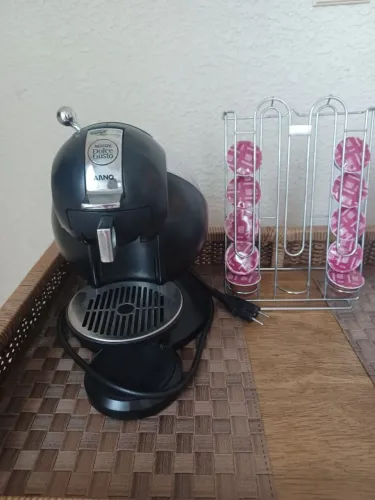 Cafeteira Dolce Gusto + 10 capsulas + Suporte para capsulas