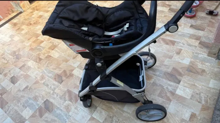 CARRINHO COM MOISES E BEBE CONFORTO
