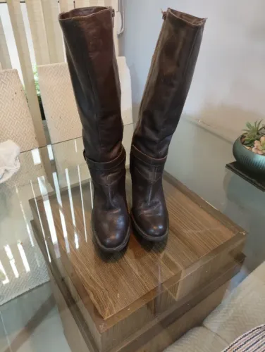 Bota de couro marrom 