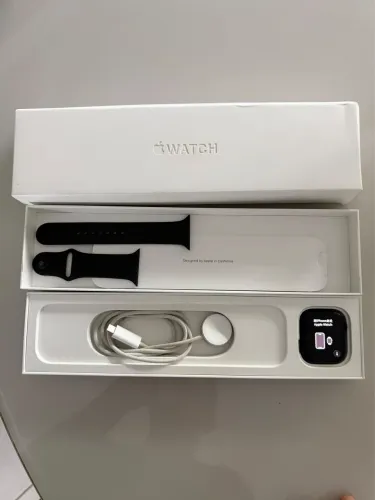 Apple Watch serie 8 45mm GPS com pagamento por aproximação.