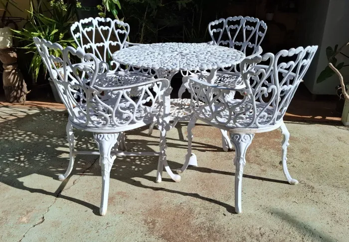 Mesa e cadeiras de alumínio