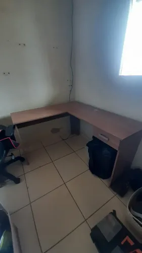 Mesa de escritório em L
