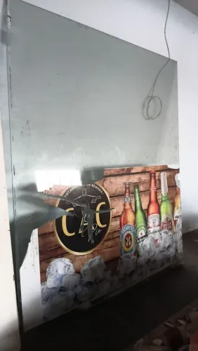 Vidro 4 mm para vitrine com patre fixa medindo  A 2.37 m X  L 2.00.  E Porta  95x2.37