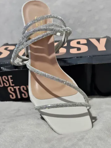 Sandália Feminina Salto Grosso Strass Calce Fácil Confortável Off White