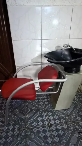 Lavatório e cadeira