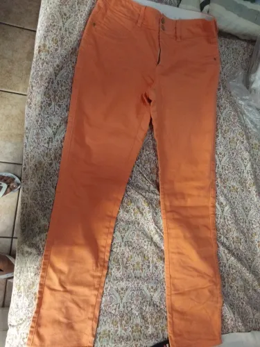 Vendo calça goiaba clara. Nunca usada. Veste super bem no corpo. * 