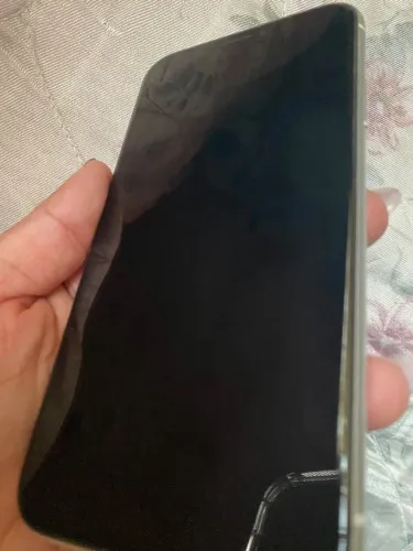 iPhone XR branco 64GB