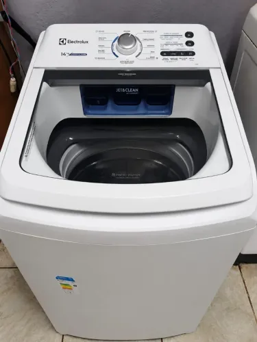 Máquina de lavar roupa Electrolux 14kg, 110w, 850 reais.
