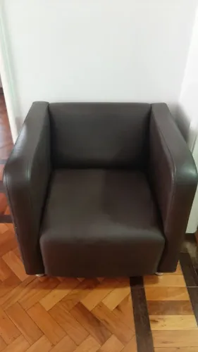 Poltrona em  Couríssimo quadrada em alto padrão de qualudade e luxo. 