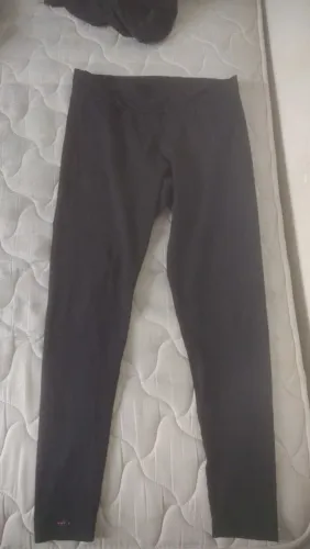Uma calça preta de frio no valor de R$ 20