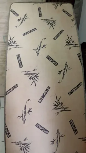 Três colchões de solteiro em bom estado.
