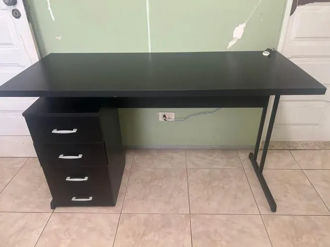 Mesa de escritório com gaveteiro