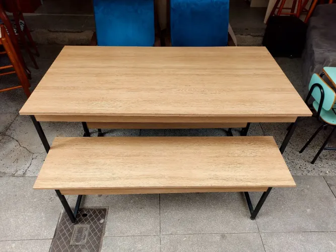 Mesa com banco 
