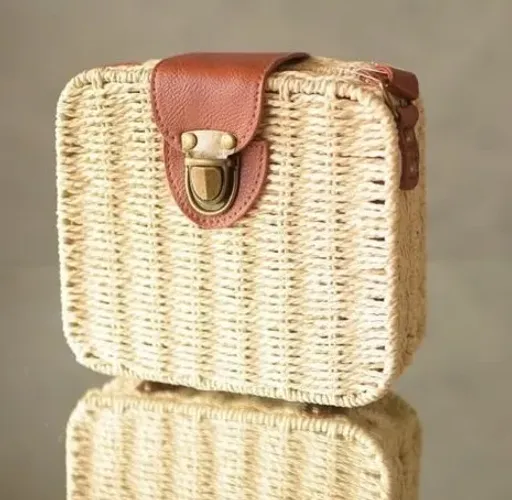 Bolsa trama em palha boho chic sofisticada com alça transversal
