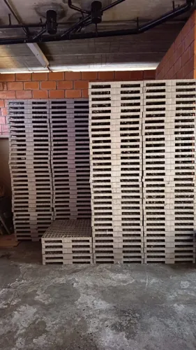 Pallets Plásticos 0,95x0,75cm (Unid)