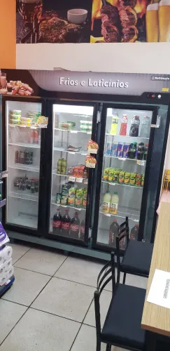 Refrigerador/expositor frios e lacticínios.