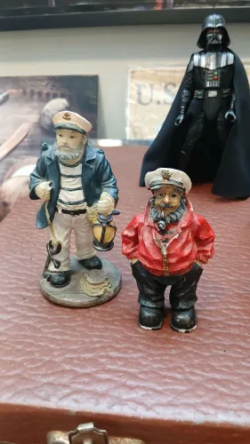 Estátuas de marinheiro e capitão