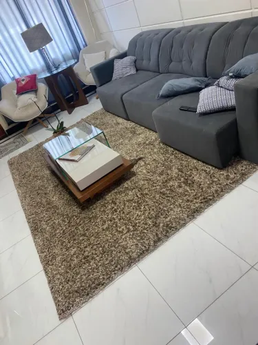 Tapete Peluciado para sala grande cor marrom e bege