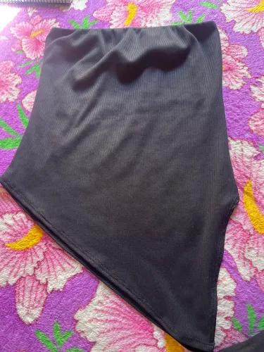 Blusinha Preta tomara que caia com abertura lateral 