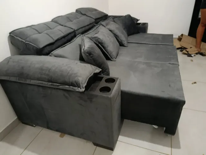 Sofá retrátil e reclinável com porta copos