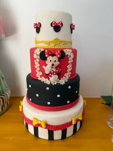 Bolo Fake Tema MINNIE vermelha