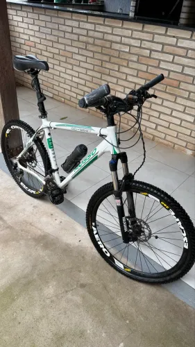 Mountain Bike Mosso Odyssey - Grupo Shimano Alivio + Suspensão RockShox a Ar/Óleo
