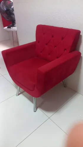 POLTRONA SEMINOVA EM PERFEITO ESTADO DA COR VINHO