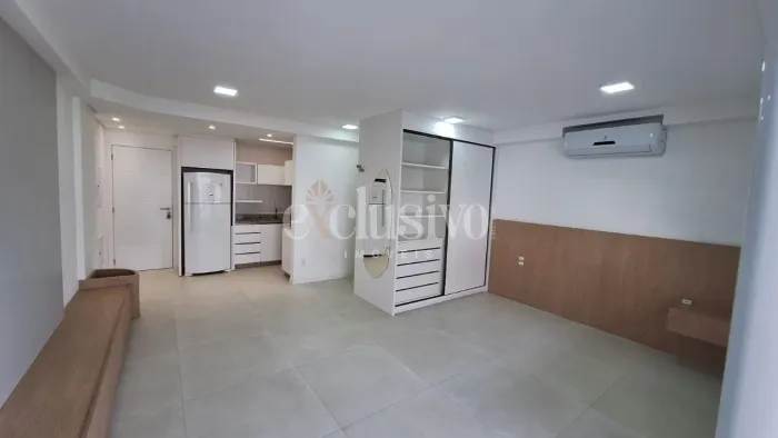 Studio novo, semimobiliado no Estreito