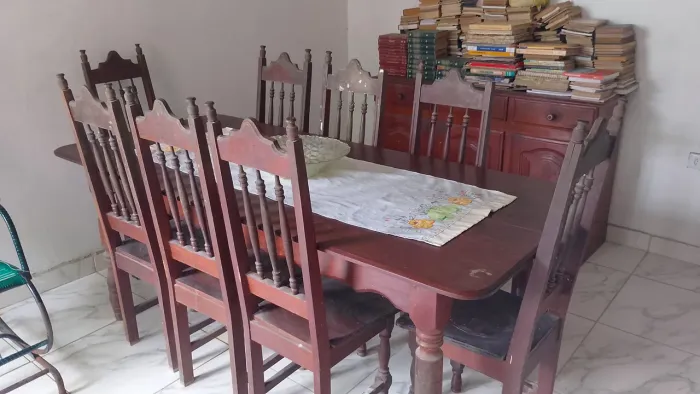 Mesa de Madeira Maciça Com 8 Cadeiras
