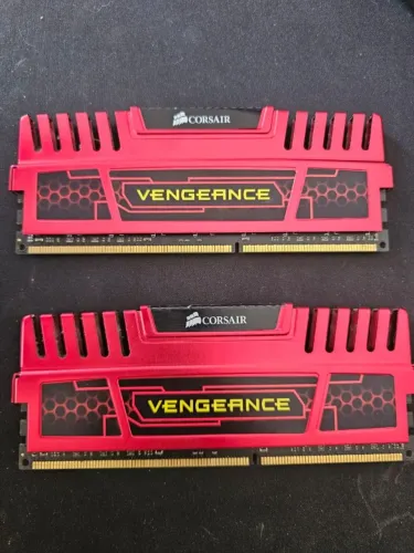 Kit de Memória RAM DDR3 Corsair Vengeance 8GB (2x 4GB) 1600MHz Vermelha