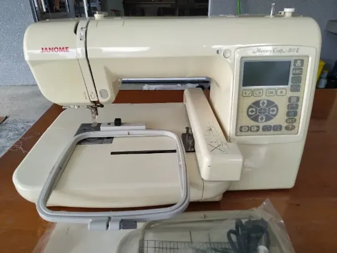 Máquina de Bordar Janome Memory Craft 200E . Completa com bastidor e manual