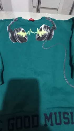 Uma blusa infantil tamanho 10 usada verde