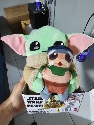 Pelúcia grogu "baby yoda" 25cm com 15 sons e frases.