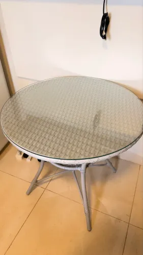 Conjunto Mesa (90cm) + 04 cadeiras alumínio revestimento de junco sintético branco gelo.