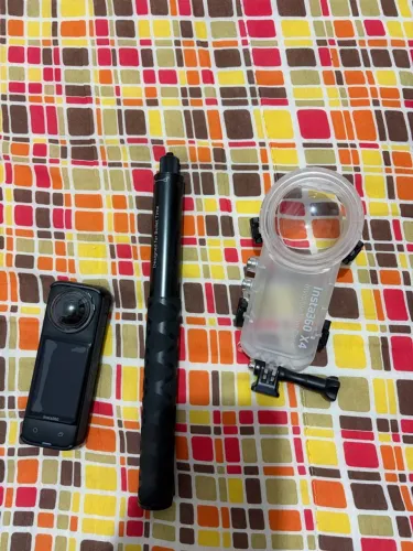 Câmera insta 360 X4 com vários acessórios, capa aprova de água, suporte para motos e etc?