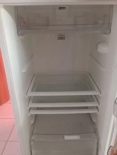 Vê do uma geladeira frost free Brastemp toda completa