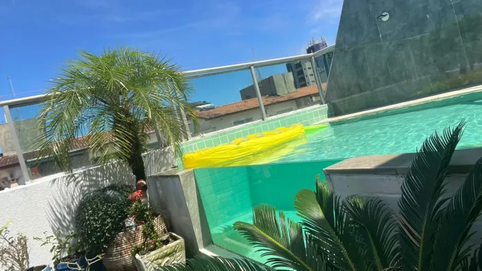 Piscina privada perto da praia e aceitamos pet.