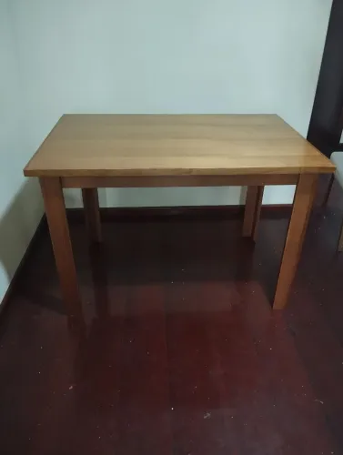 Mesa de madeira maciça com 4 cadeiras, cor amêndoa