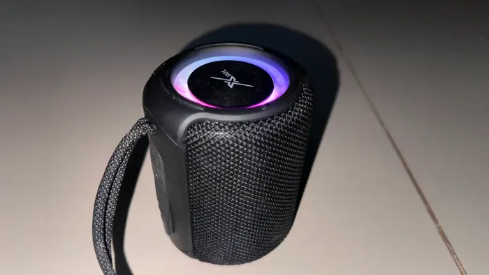 Caixa de som portátil com Bluetooth Kapbom, modelo KA-8778, resistente à água e com led